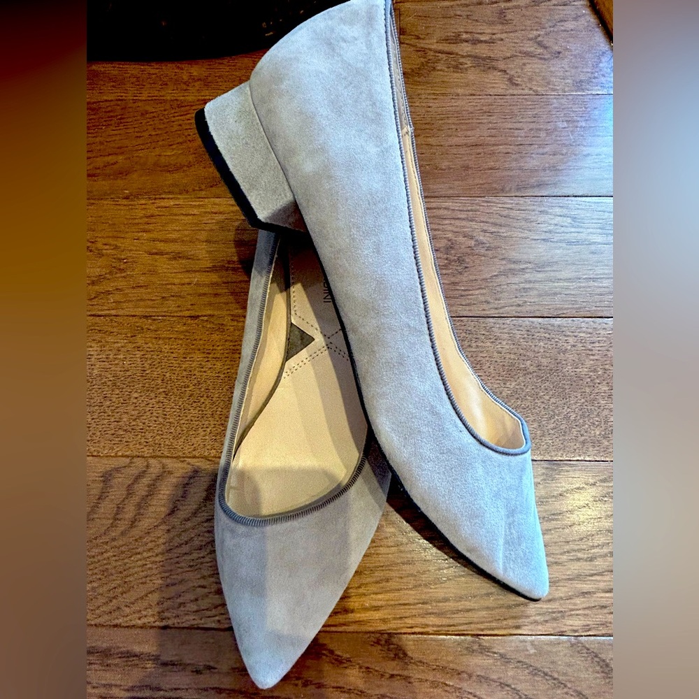 ADRIENNE VITTADINI s8.5 greige low heel pumps-can go grey or beige! Soft suede